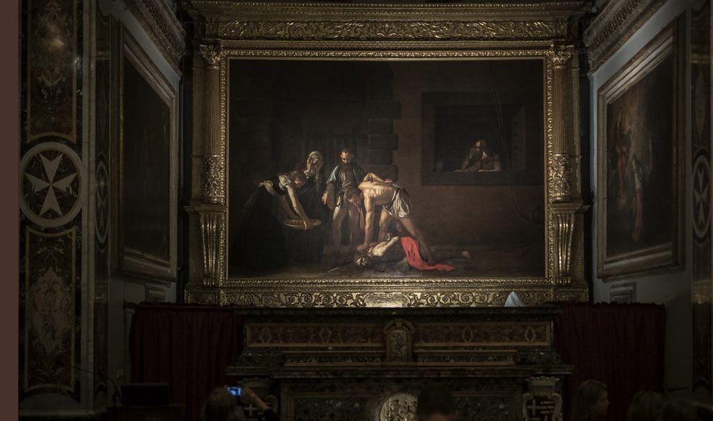 VERDENSKJENT: Et av den italienske mesteren Caravaggios (1571-1610) mest berømte malerier, Halshuggingen av St. Johannes, henger lett tilgjengelig i St. Johannes-katedralen rett ved Vallettas hovedgate Republic Street.