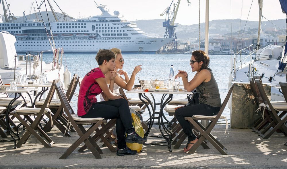 CRUISEHAVN: Det kan fort bli folksomt i Mykonos by når cruiseskipene legger til.
